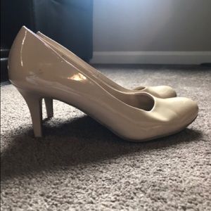 Cream/tan pumps